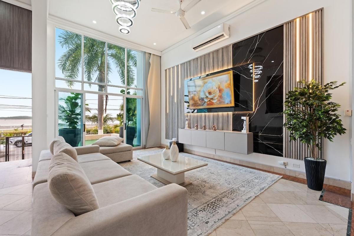 10br Mansion Beachfront W Pool And Disco Holiday home