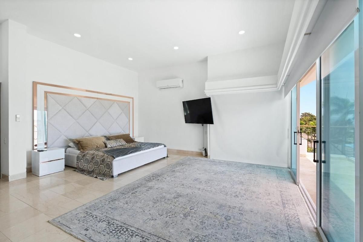 Holiday home 10br Mansion Beachfront W Pool And Disco