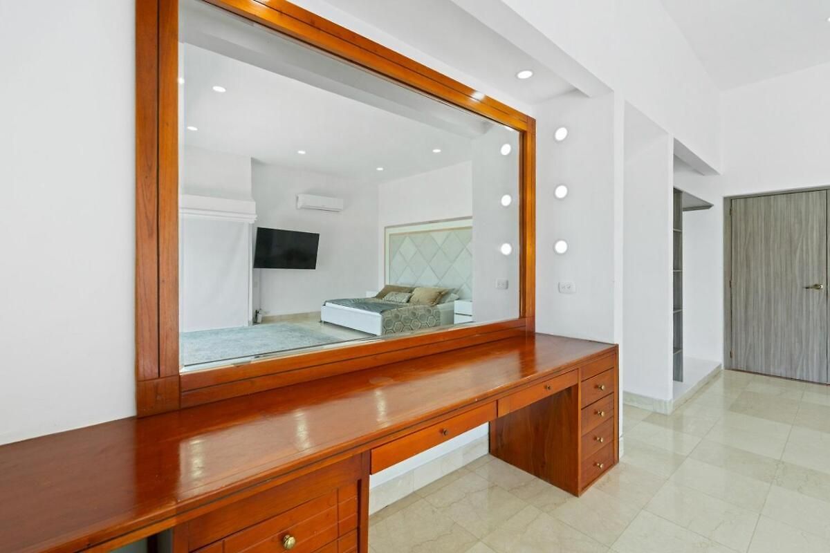 10br Mansion Beachfront W Pool And Disco Holiday home *