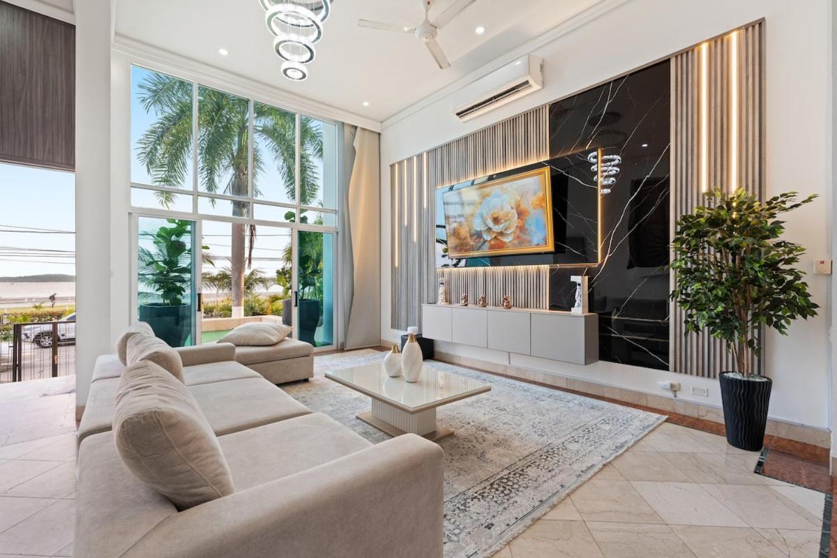10br Mansion Beachfront W Pool And Disco Holiday home