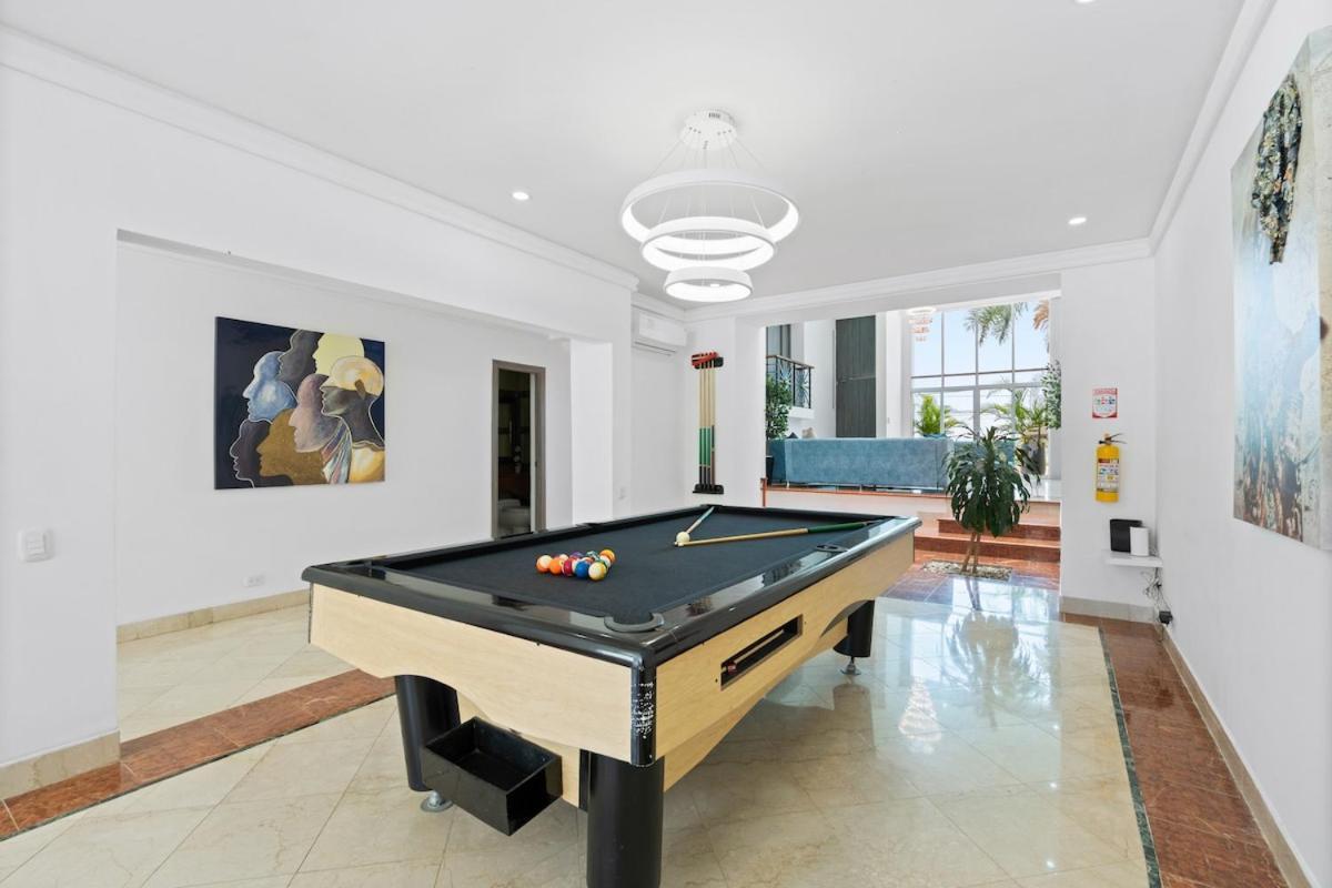 10br Mansion Beachfront W Pool And Disco Holiday home
