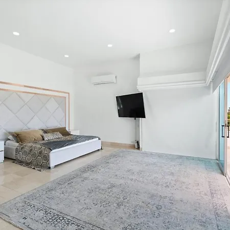 Сasa de vacaciones 10br Mansion Beachfront W Pool And Disco